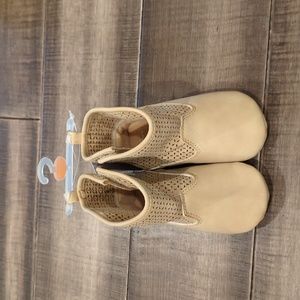 NWT Carter's Tan Softshell Booties 9-12mths